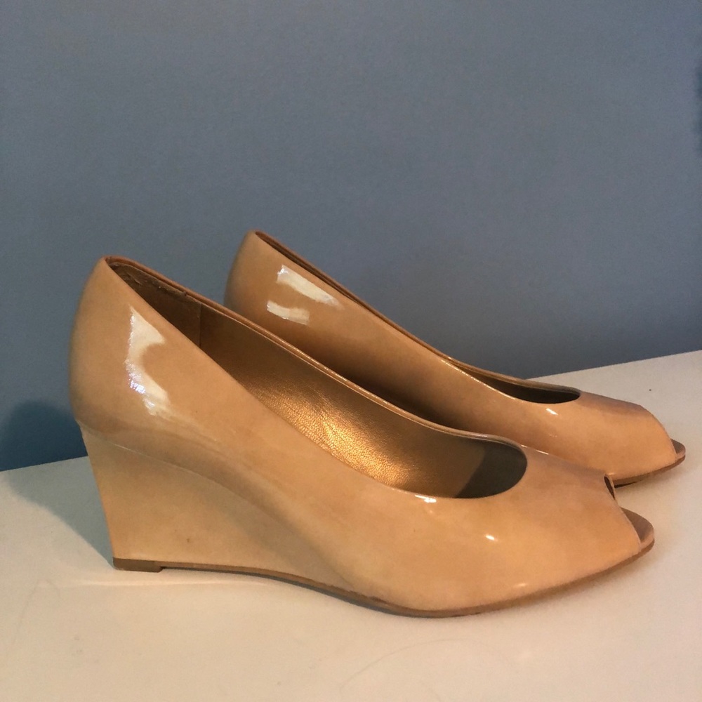 Stuart Weitzman nude patent wedge heal size 8.5 M